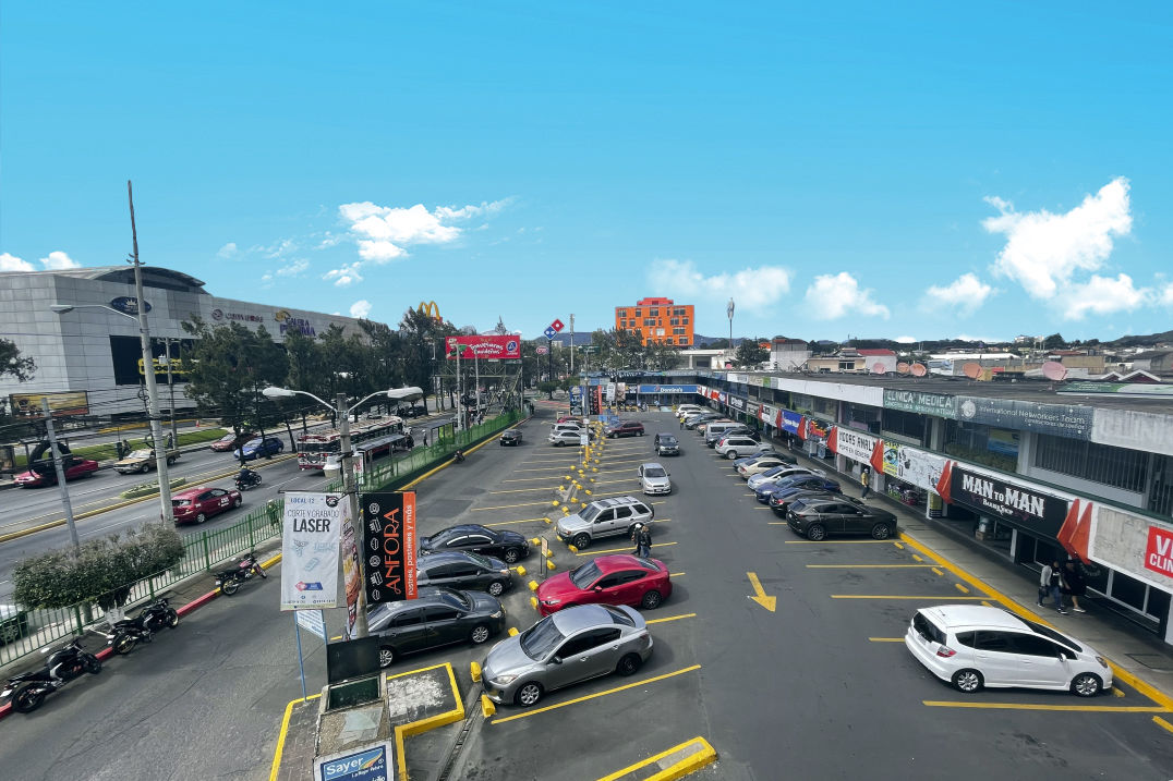 Amplio parqueo Comercial La Quinta