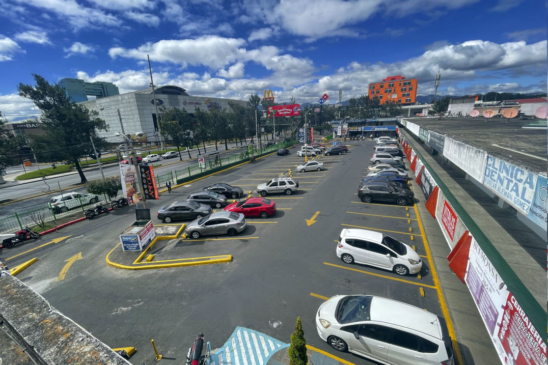 amplio parqueo Comercial La Quinta